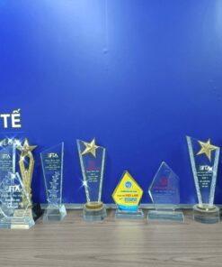 cup pha lê biểu trưng pha lê