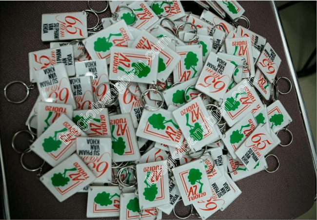 làm móc khóa mica giá rẻ, chất lượng 23 moc khoa9